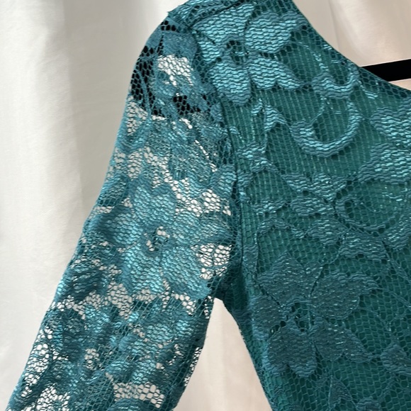 Guess 3/4 sleeve Lace Dress - Picture 2 of 6